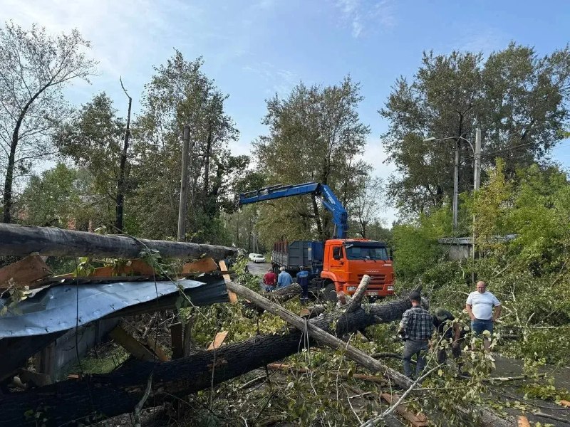 🌪 Коммунальные службы Усолья-Сибирского продолжают устранять последствия непогоды, которая обрушилась на город в выходные.