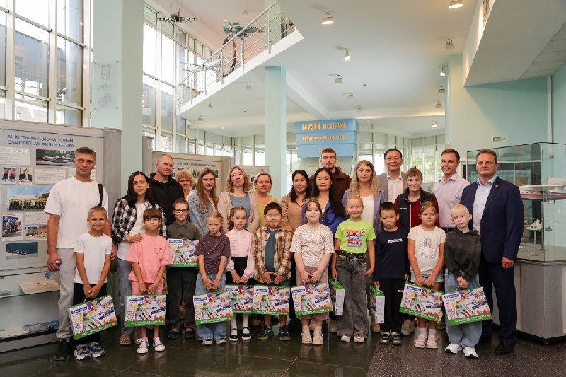 🎒 📚 Депутаты Думы Иркутска вручили школьные наборы первоклассникам из семей участников СВО