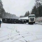 🚨 На трассе «Байкал» в Иркутской области полностью перекрыли движение из-за опрокинувшегося грузовика