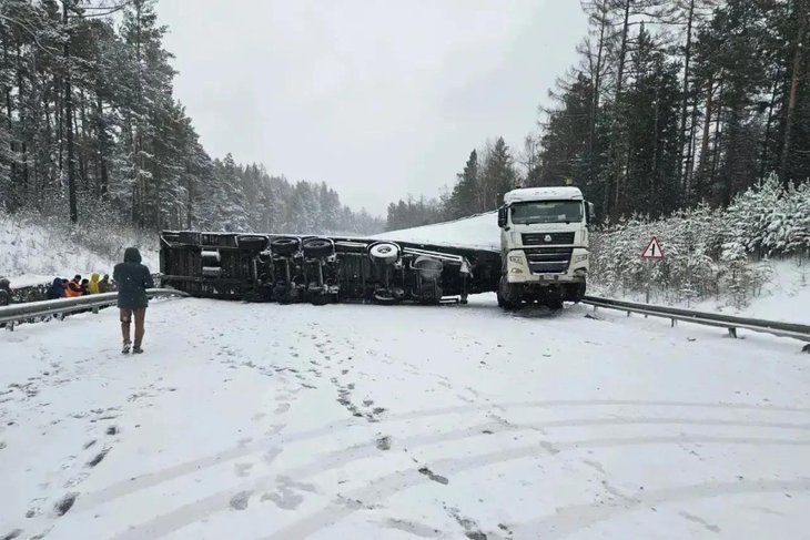 🚨 На трассе «Байкал» в Иркутской области полностью перекрыли движение из-за опрокинувшегося грузовика