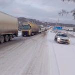 Снегопад осложнил движение на трассе «Байкал» в Забайкалье
